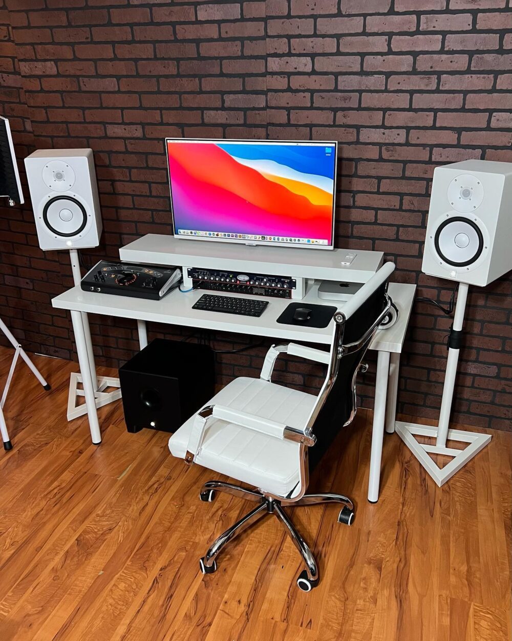 Buy a White Classic Home Studio Setup from Apple Mac Man at a very Affordable Price - Shop Now