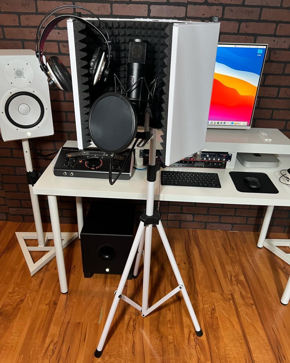 Buy a White Classic Home Studio Setup from Apple Mac Man at a very Affordable Price - Shop Now