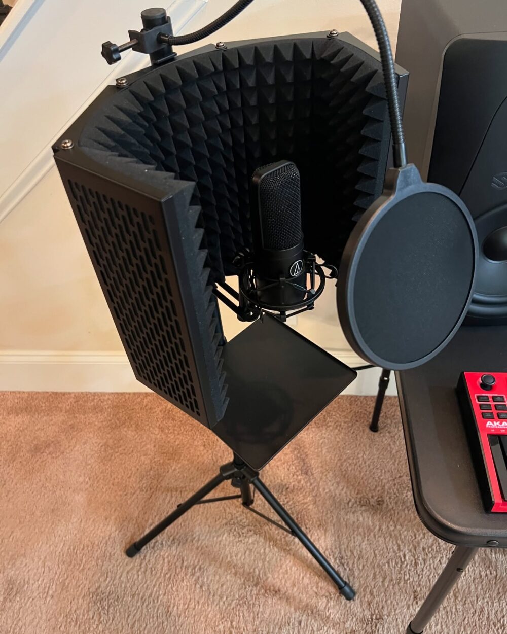 Buy Midnight Chrome Home Studio Setup - 21” Apple Display, Mac Mini Core i5 2.8GHz 512GB SSD 16GB, Akai Midi Drum pad, 8” Sterling Monitors, Audio technica AT4040 Studio MicFrom Apple Mac Man