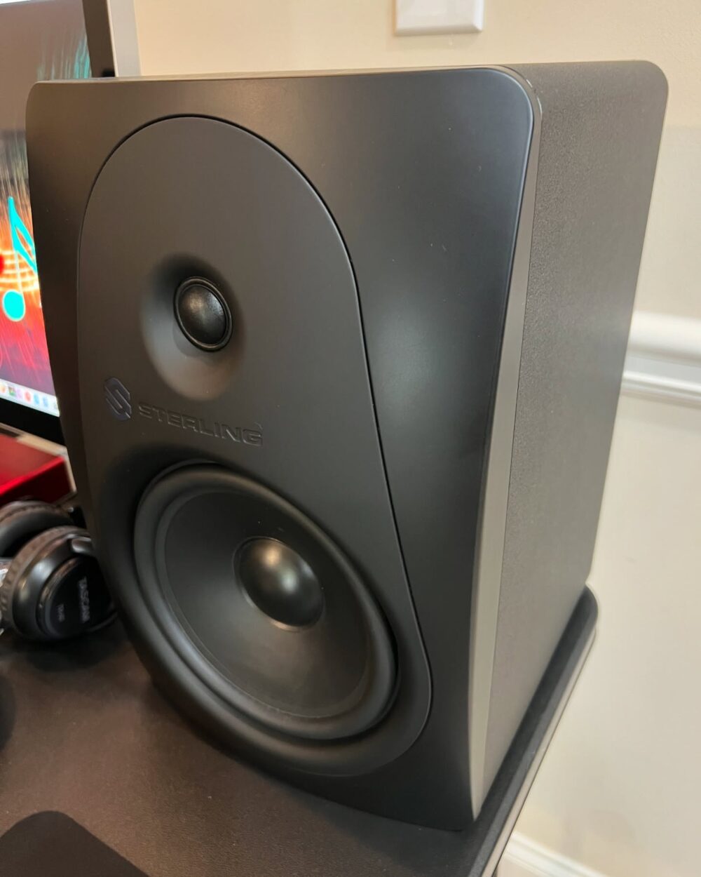 Buy Midnight Chrome Home Studio Setup - 21” Apple Display, Mac Mini Core i5 2.8GHz 512GB SSD 16GB, Akai Midi Drum pad, 8” Sterling Monitors, Audio technica AT4040 Studio MicFrom Apple Mac Man
