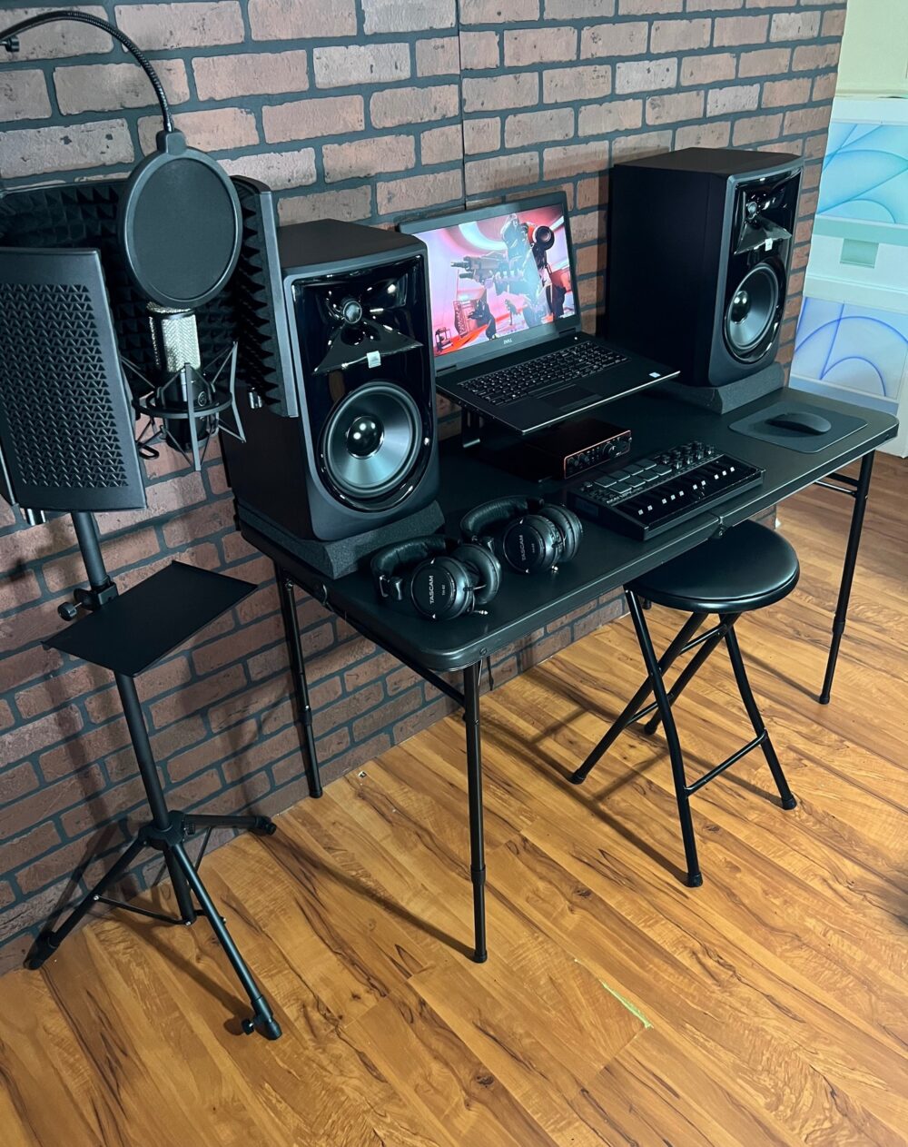 Classic Studio Setup - 17” DELL PRECISION 7730 FHD 1TB SSD 16GB Core i7 2.20GHz Scarlett 2i2 Interface AKG Mic