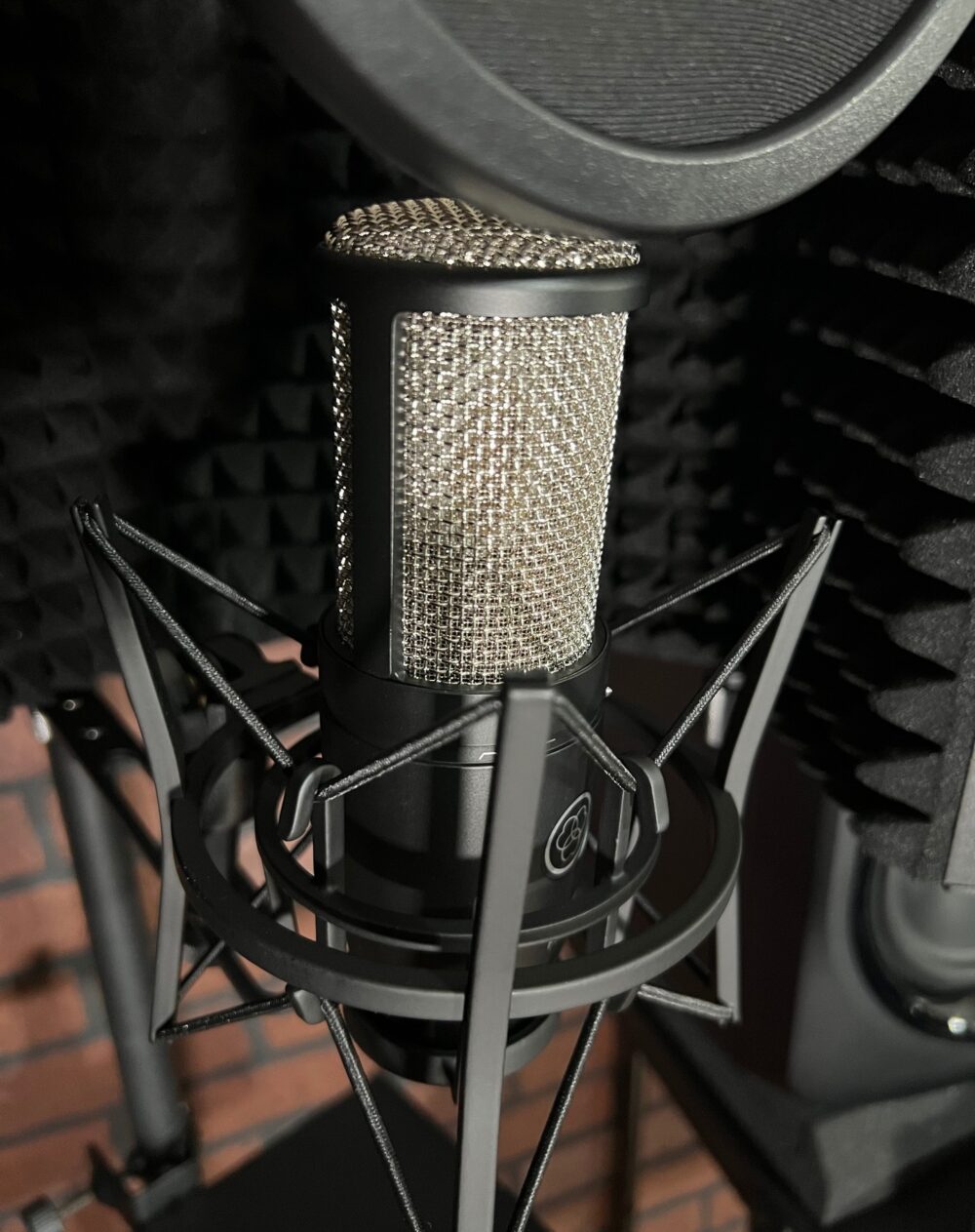 AKG Mic Studio-Ready Workstation Bundle – Dell Precision + Audio Gear Classic Studio Setup - 17” DELL PRECISION 7730 FHD 1TB SSD 16GB Core i7 2.20GHz Scarlett 2i2 Interface AKG Mic