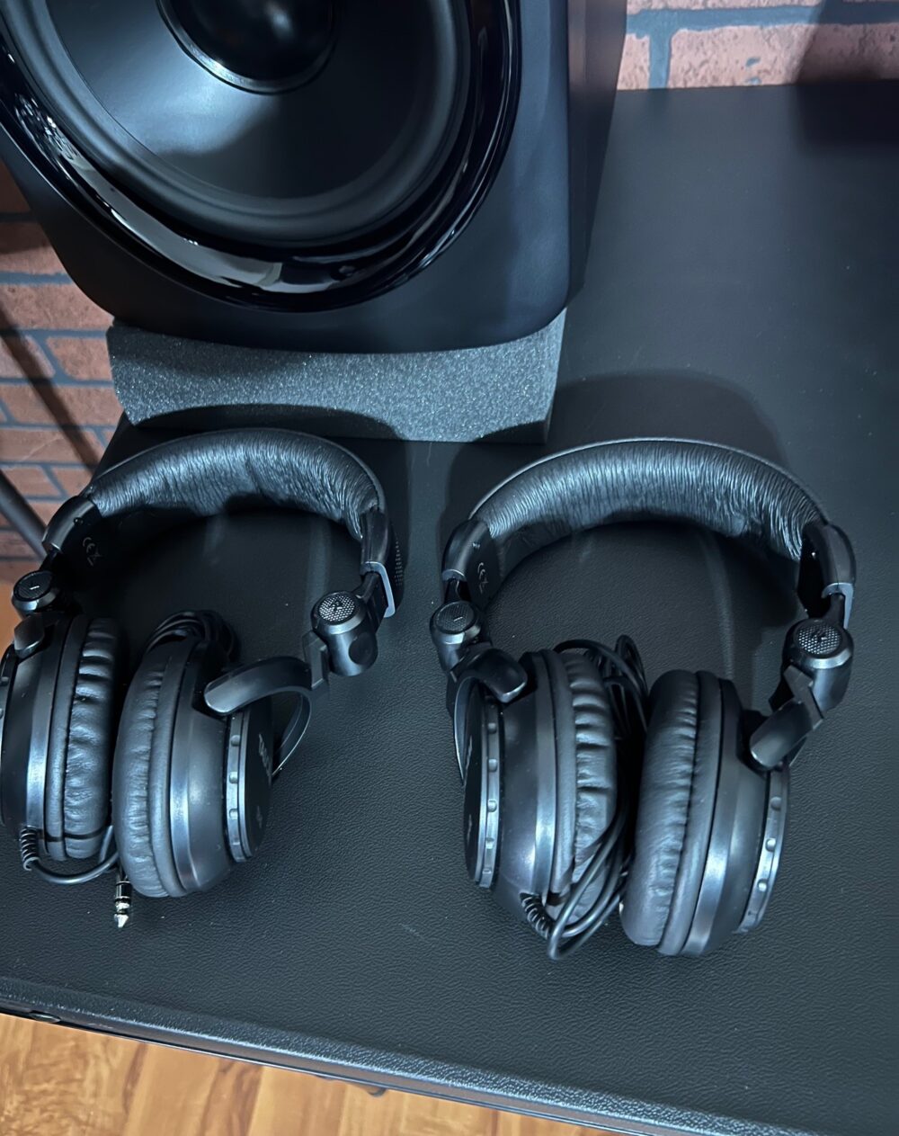 Studio-Ready Workstation Bundle – Dell Precision + Audio Gear Classic Studio Setup - 17” DELL PRECISION 7730 FHD 1TB SSD 16GB Core i7 2.20GHz Scarlett 2i2 Interface AKG Mic 2 Studio Headphones – Great for tracking and mixing sessions.