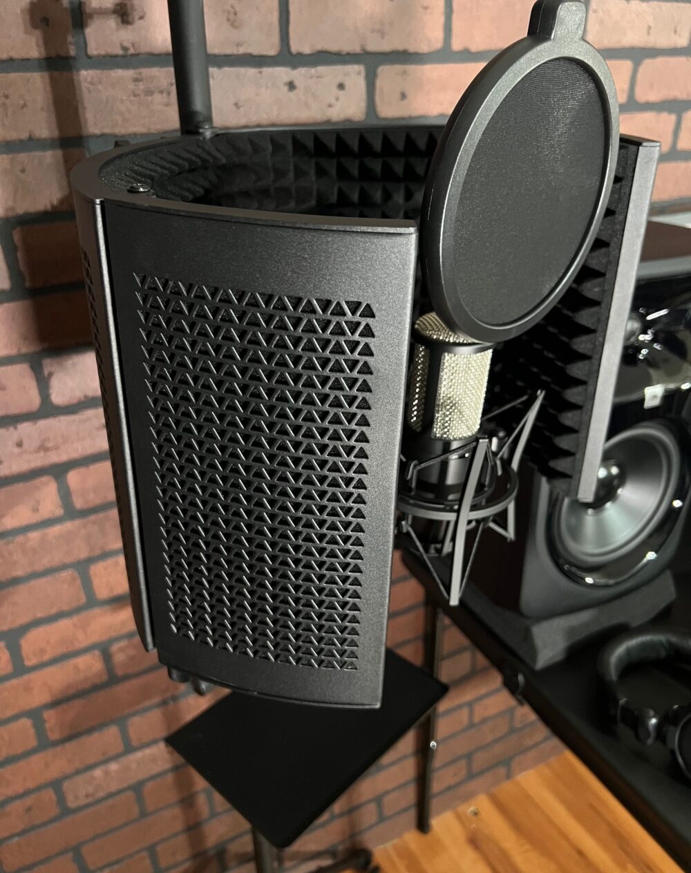 Studio-Ready Workstation Bundle – Dell Precision + Audio Gear Classic Studio Setup - 17” DELL PRECISION 7730 FHD 1TB SSD 16GB Core i7 2.20GHz Scarlett 2i2 Interface AKG Mic Mic Stands and Sheild