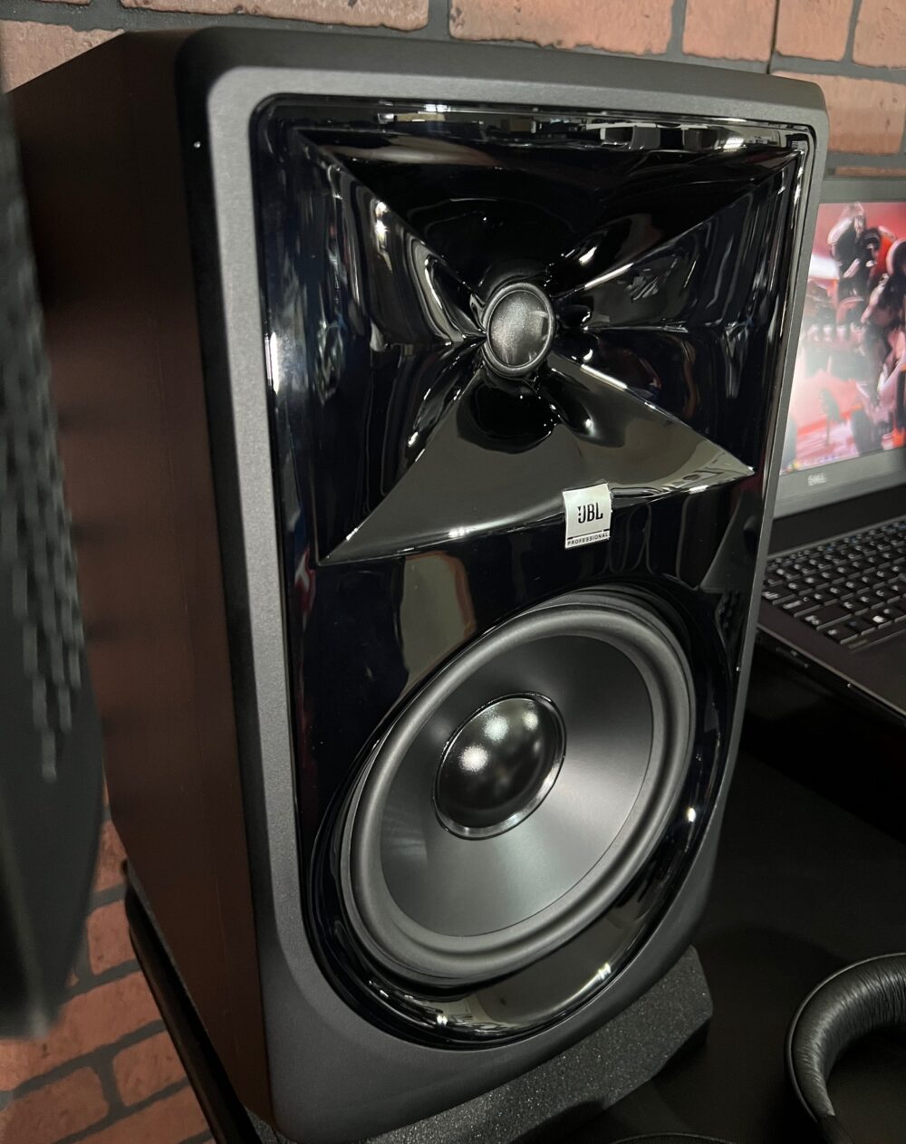 Studio-Ready Workstation Bundle – Dell Precision + Audio Gear Classic Studio Setup - 17” DELL PRECISION 7730 FHD 1TB SSD 16GB Core i7 2.20GHz Scarlett 2i2 Interface AKG Mic 2 Speaker Foam